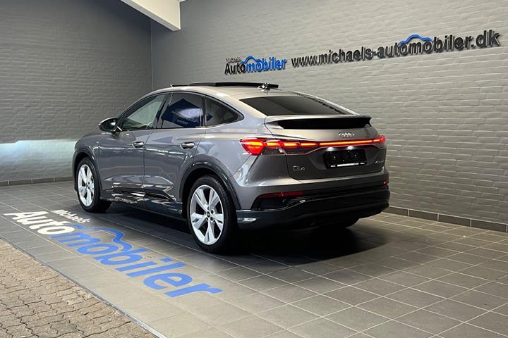 Grå Audi Q4 e-tron fra 2025