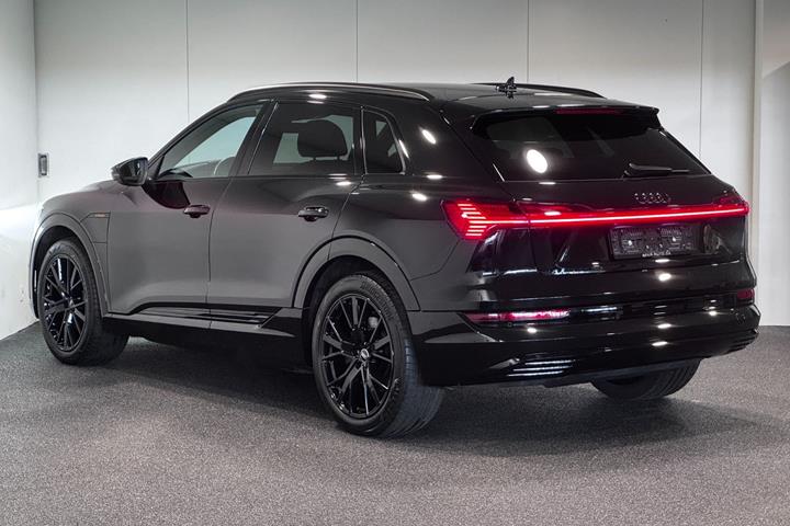 Sort Audi e-tron fra 2022