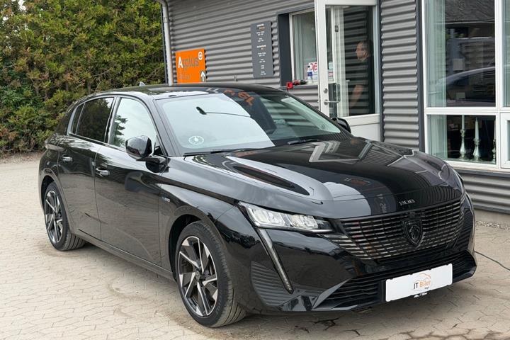 Grå Peugeot 308 fra 2023 set udefra