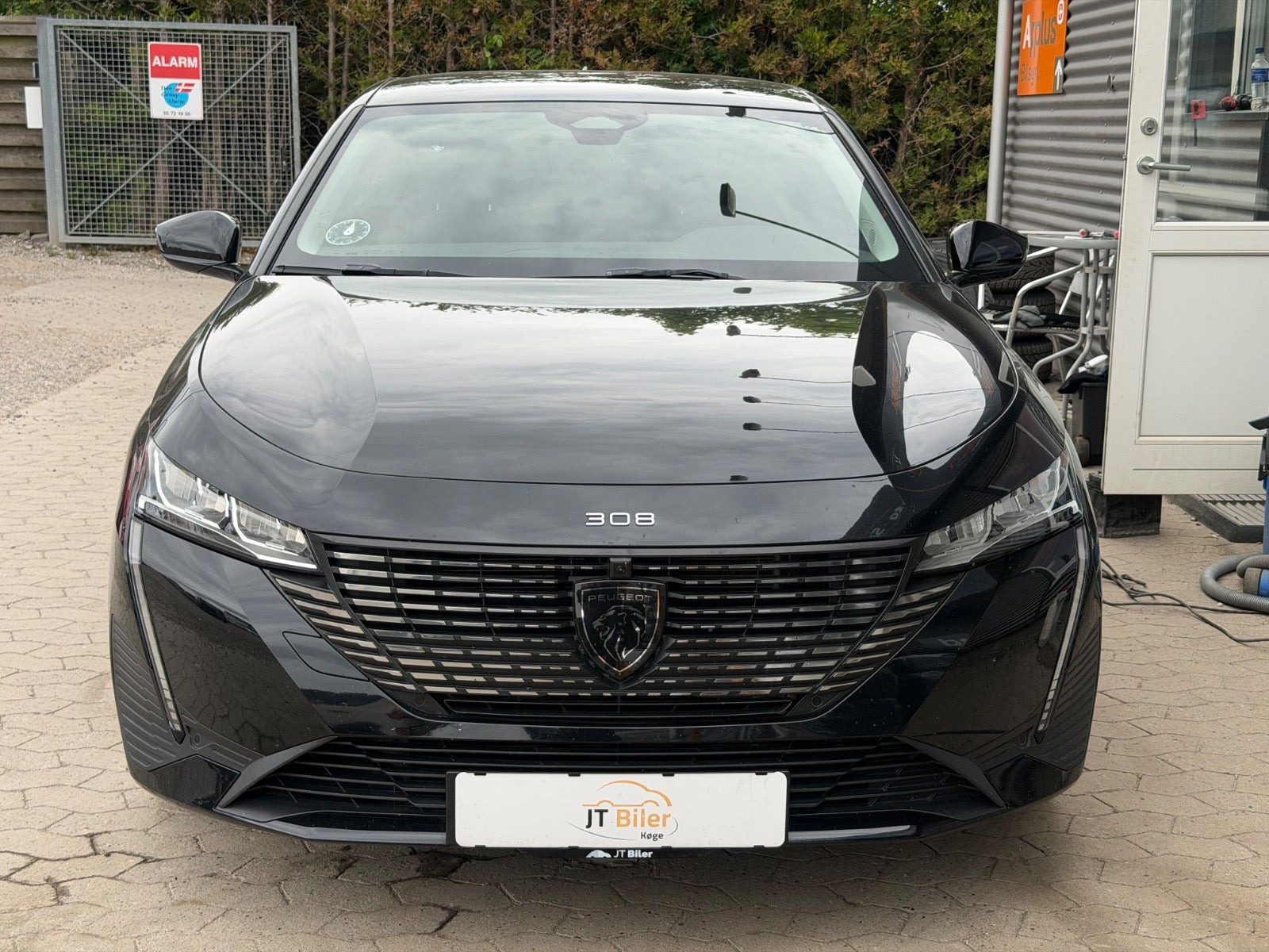 Grå Peugeot 308 fra 2023