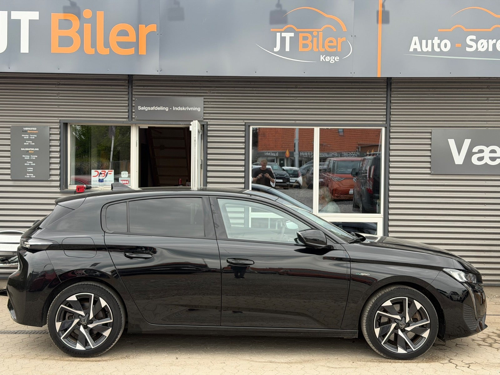 Grå Peugeot 308 fra 2023