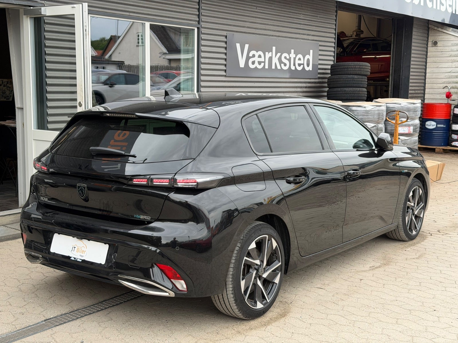 Grå Peugeot 308 fra 2023