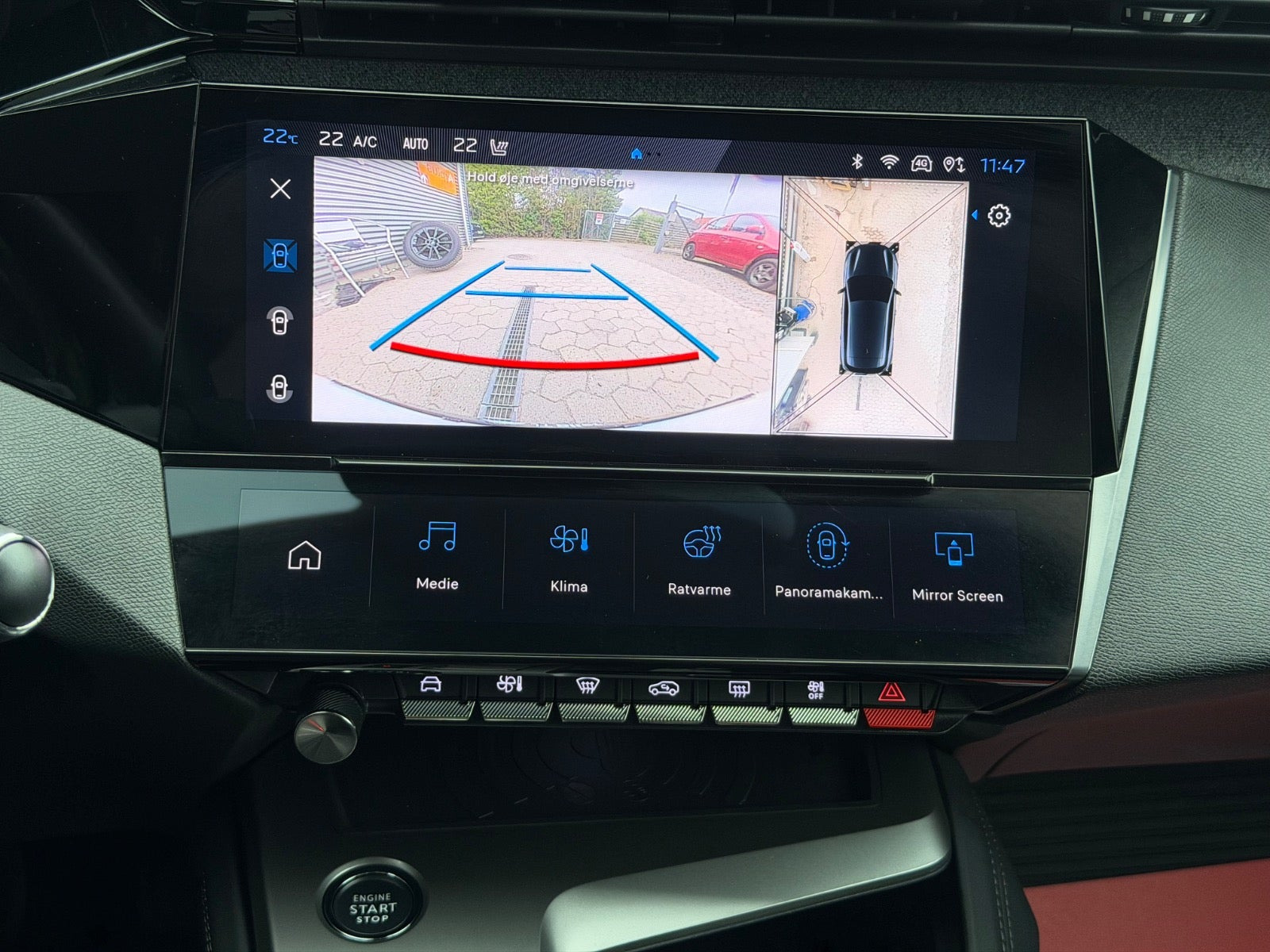 Grå Peugeot 308 fra 2023