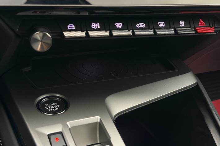 Grå Peugeot 308 fra 2023