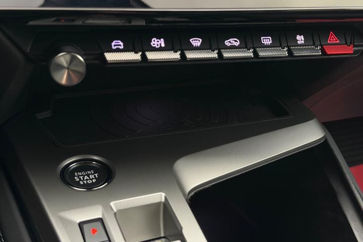 Grå Peugeot 308 fra 2023