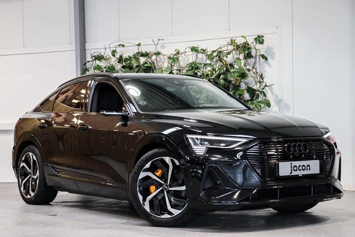 Sort Audi e-tron fra 2021 set udefra