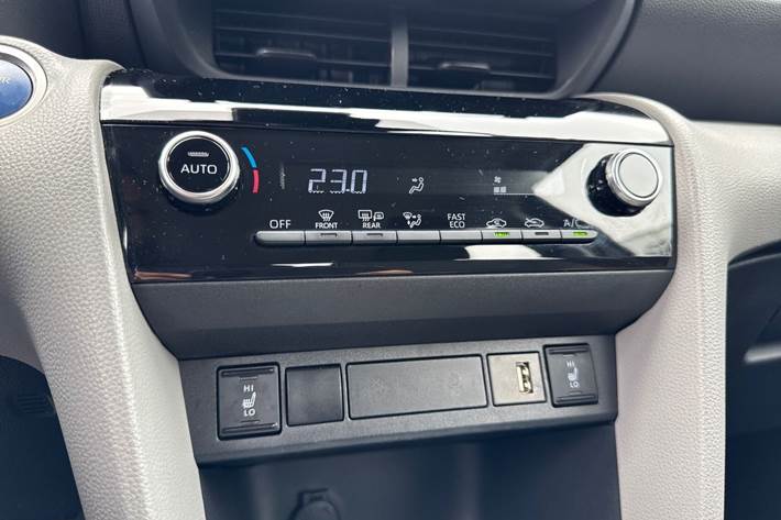 Grå Toyota Yaris Cross fra 2022