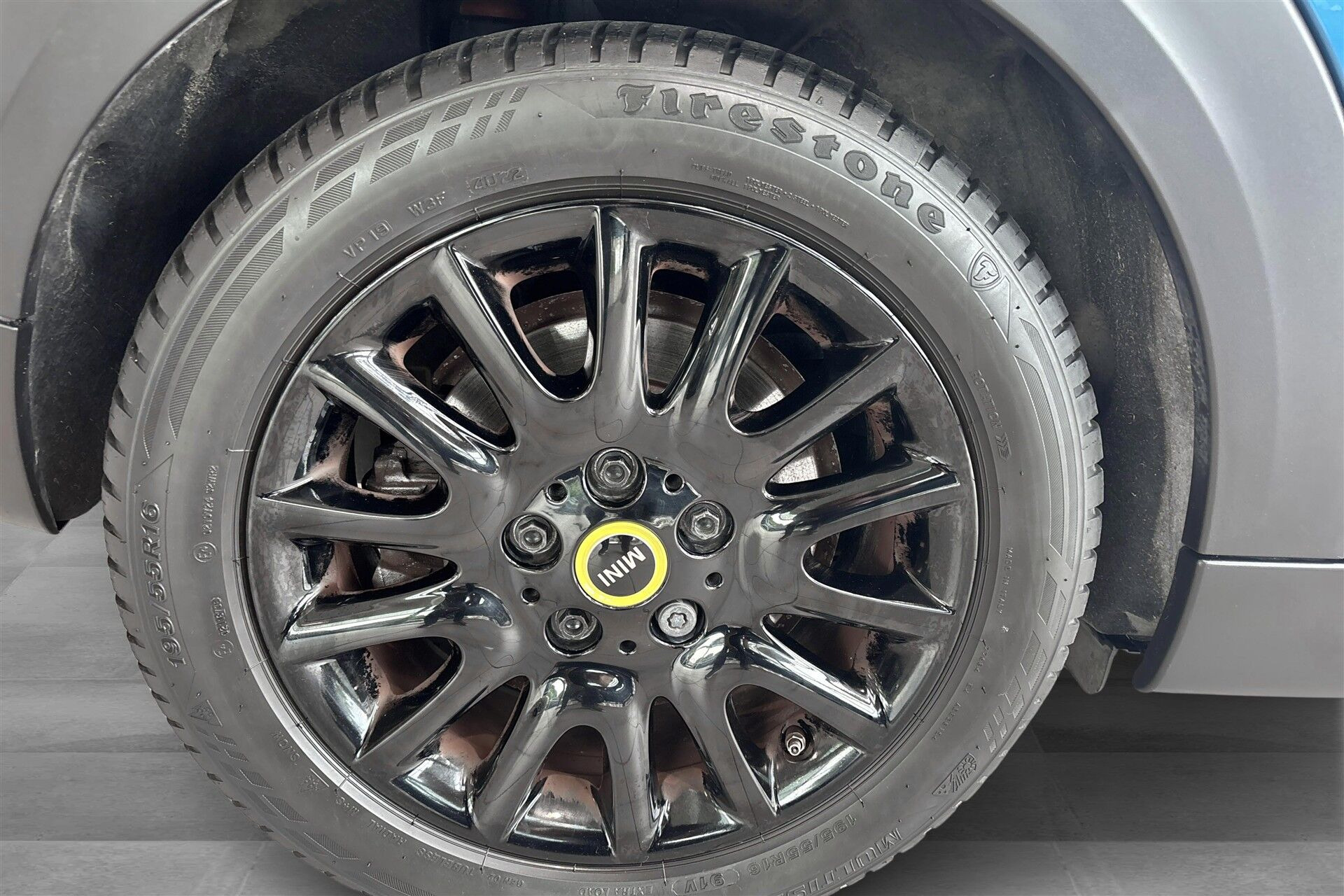 Blå Mini Cooper fra 2023