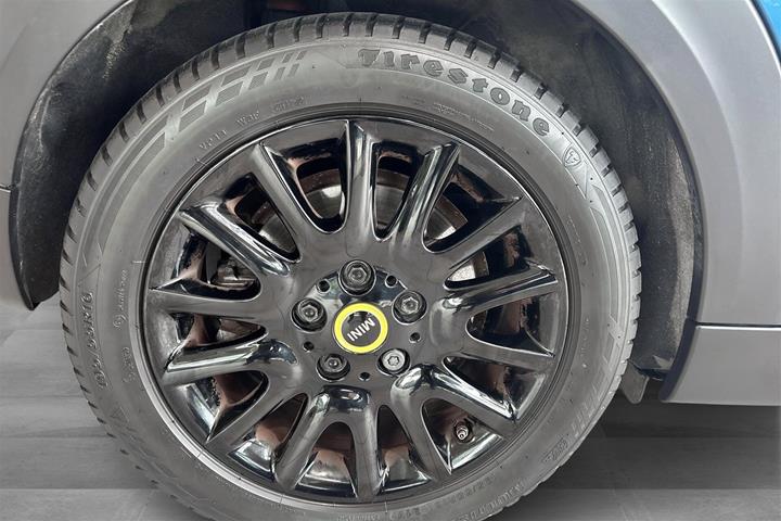Blå Mini Cooper fra 2023