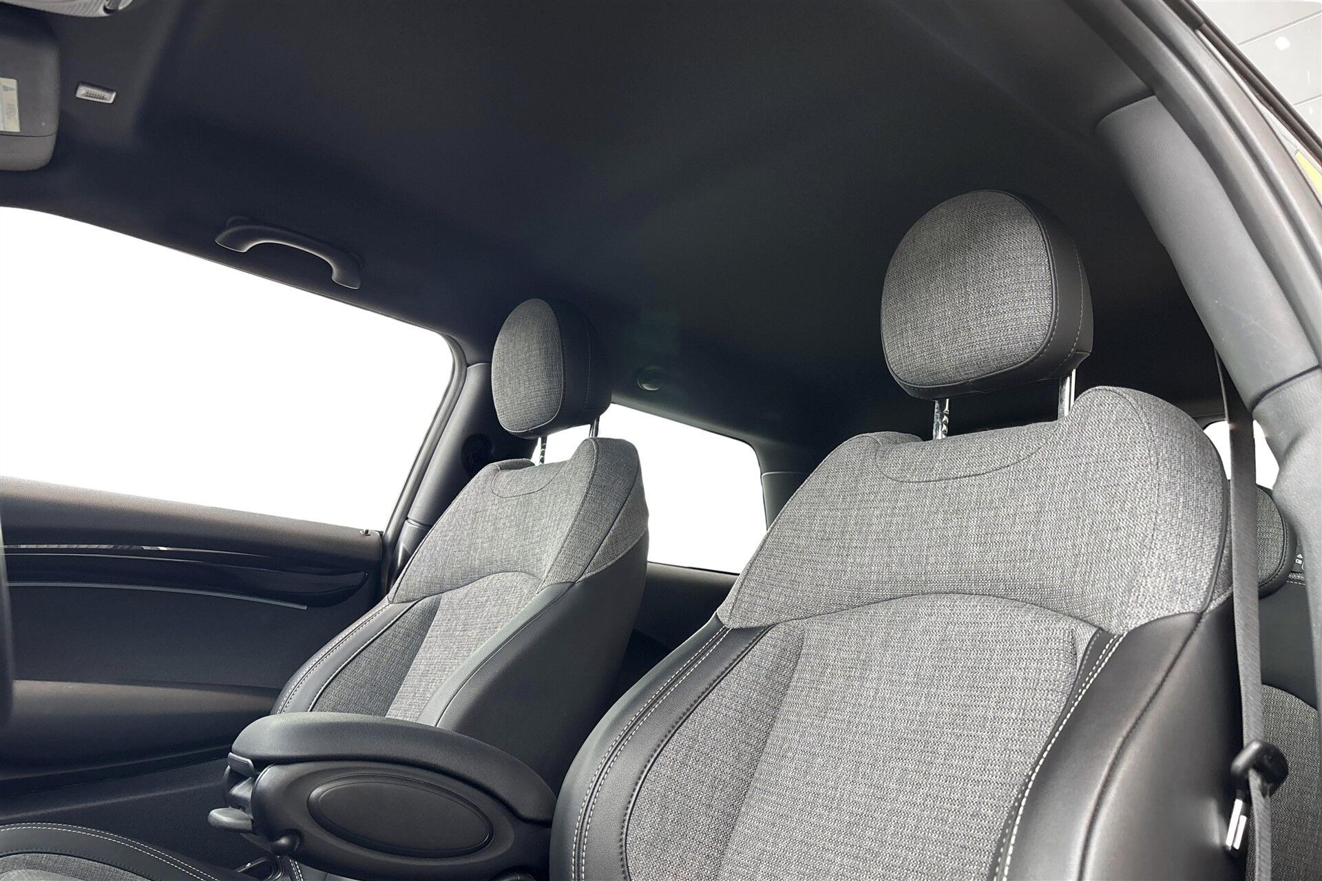 Blå Mini Cooper fra 2023
