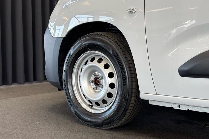 Hvid Opel Combo-e fra 2024