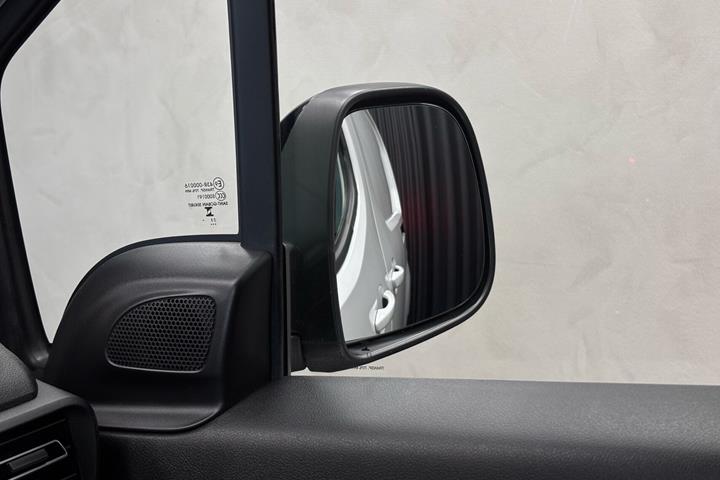 Hvid Opel Combo-e fra 2024