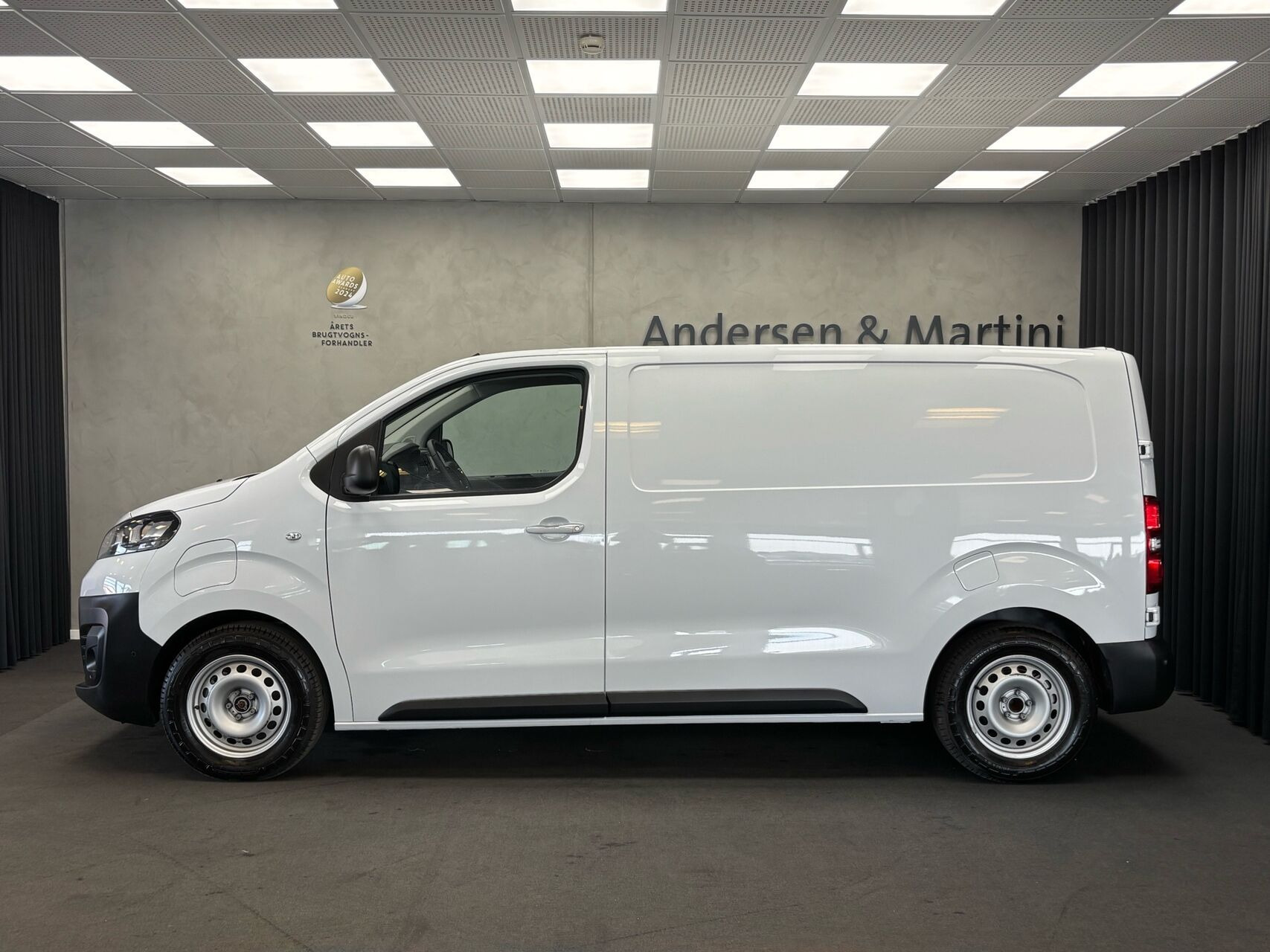 Hvid Opel Vivaro-e fra 2023