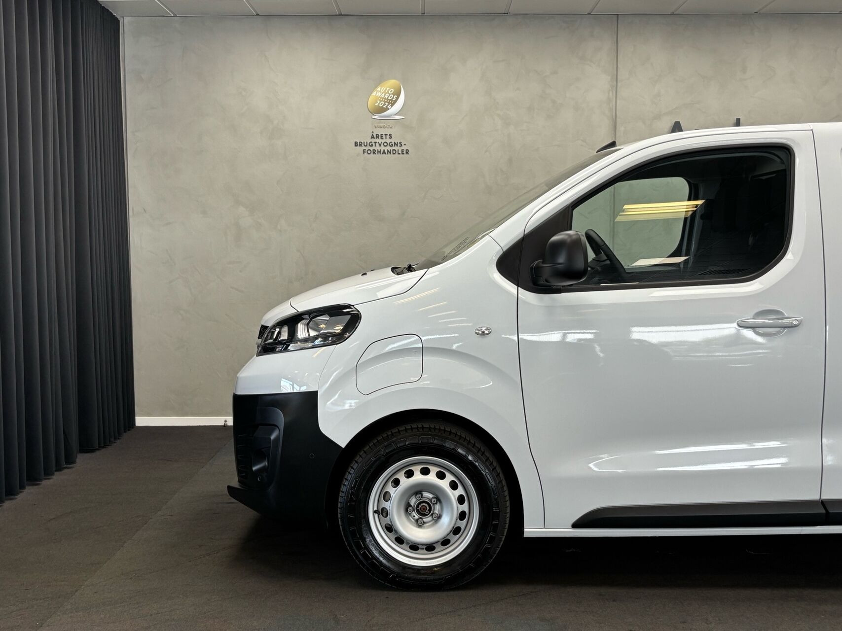 Hvid Opel Vivaro-e fra 2023