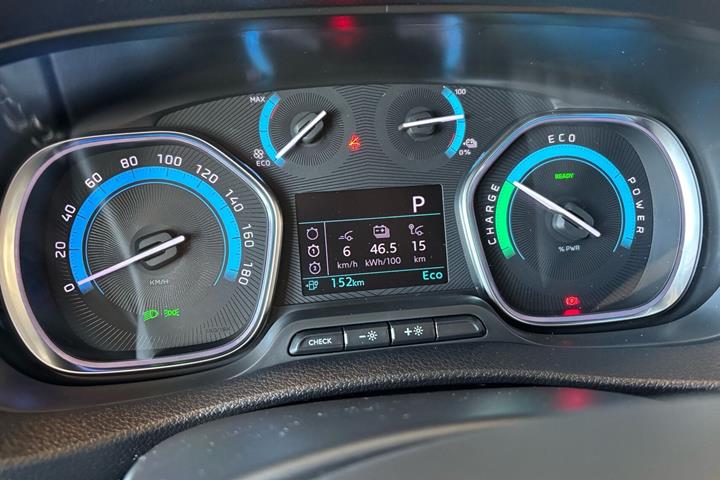 Hvid Opel Vivaro-e fra 2023
