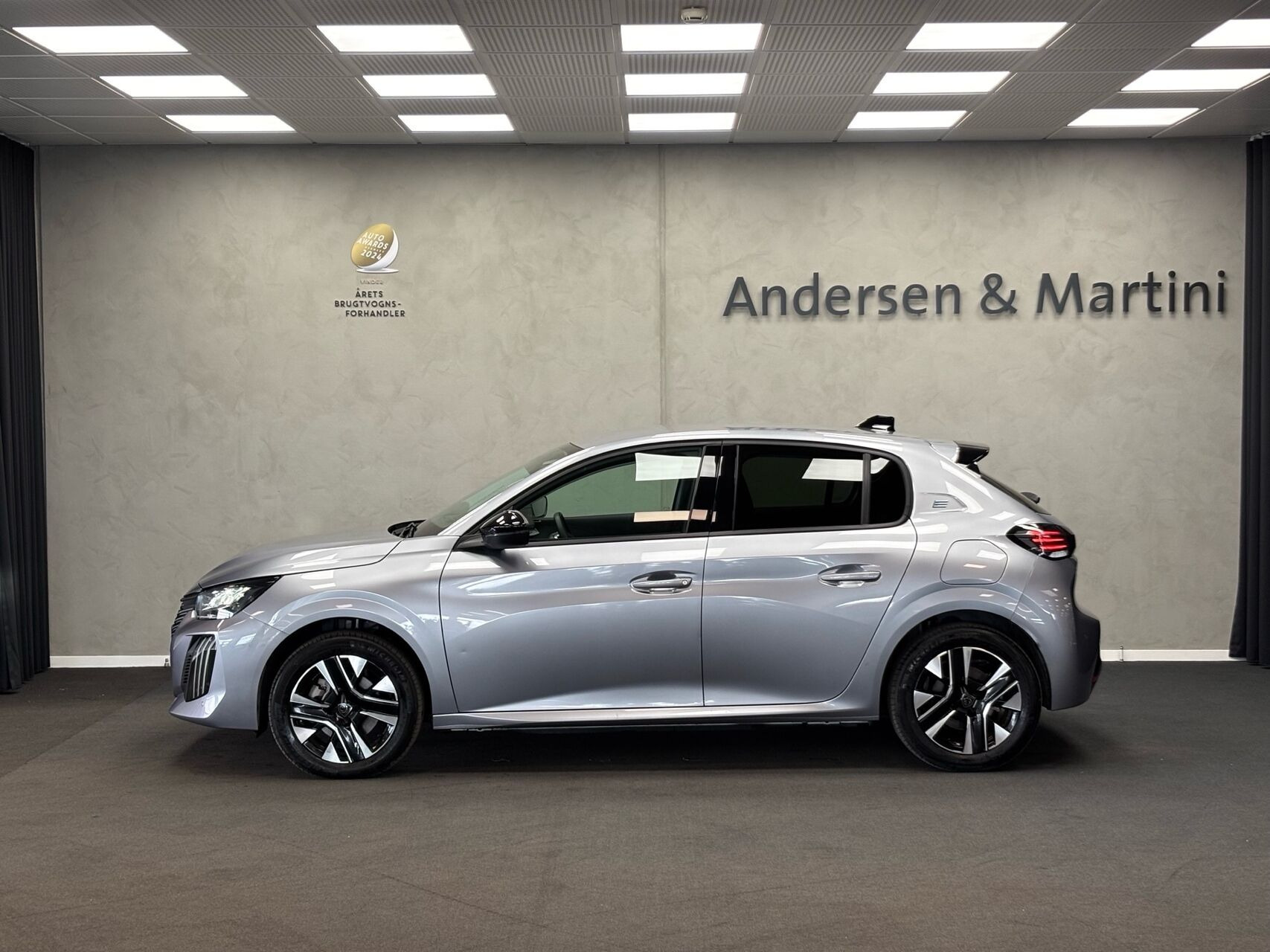 Grå Peugeot e-208 fra 2025