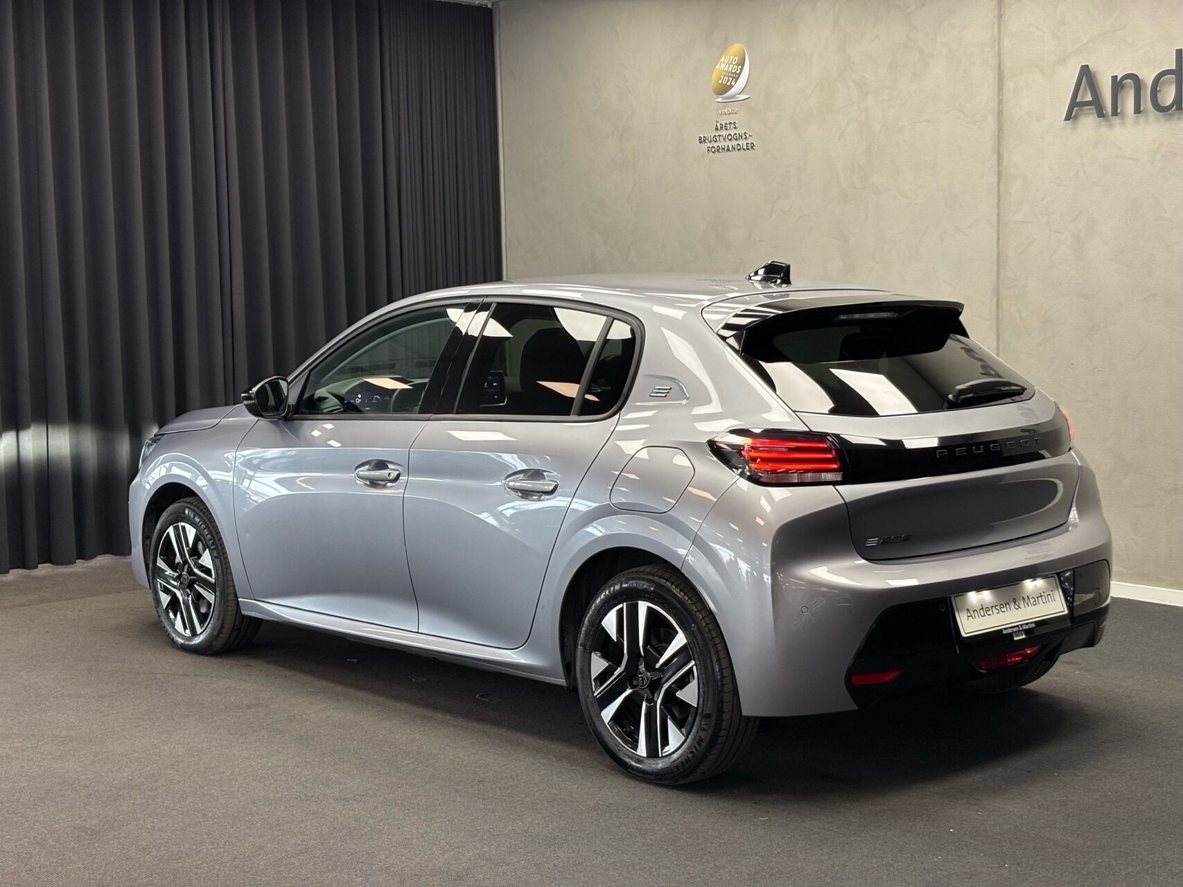 Grå Peugeot e-208 fra 2025