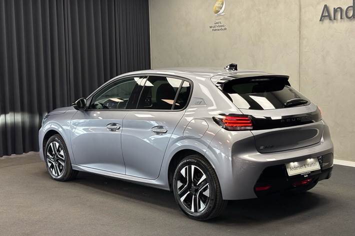 Grå Peugeot e-208 fra 2025