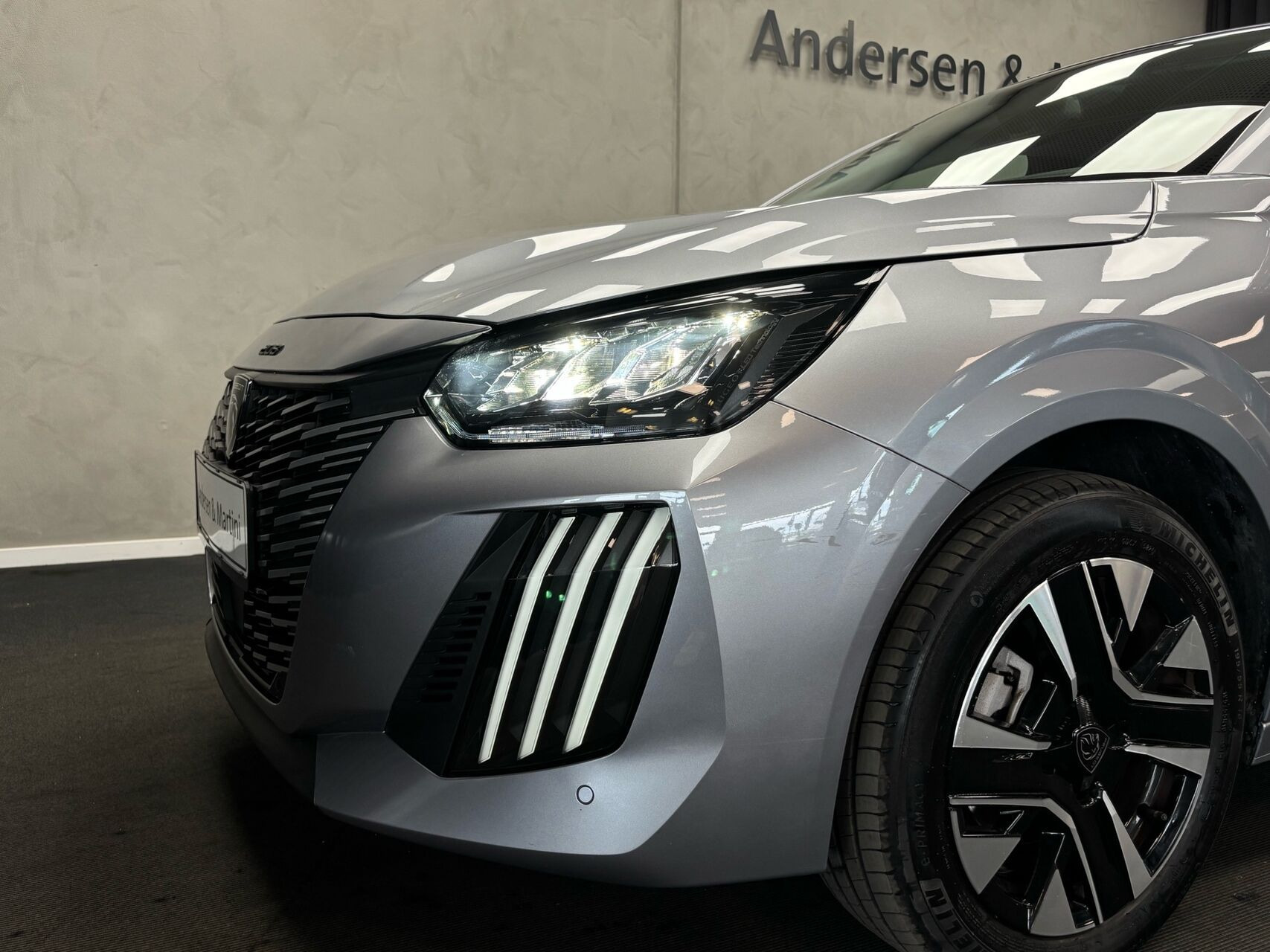 Grå Peugeot e-208 fra 2025
