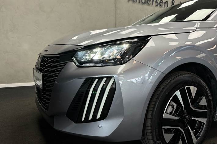 Grå Peugeot e-208 fra 2025