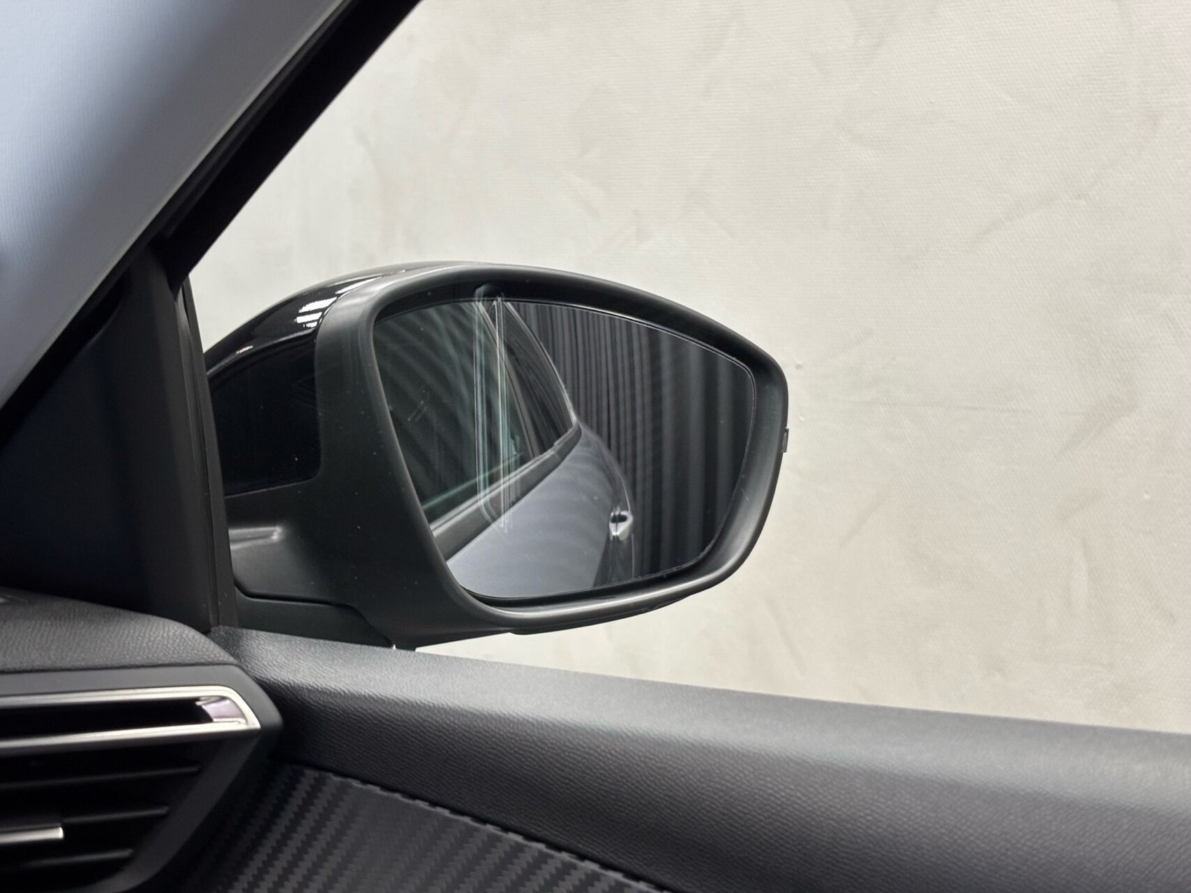 Grå Peugeot e-208 fra 2025