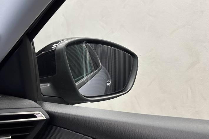 Grå Peugeot e-208 fra 2025