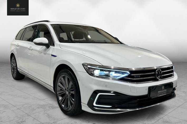 Hvid VW Passat fra 2022 set udefra