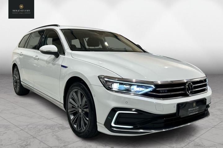 Hvid VW Passat fra 2022 set udefra