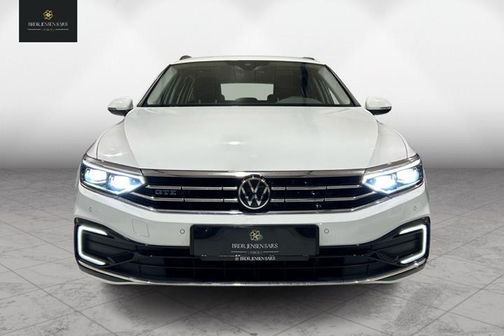 Hvid VW Passat fra 2022
