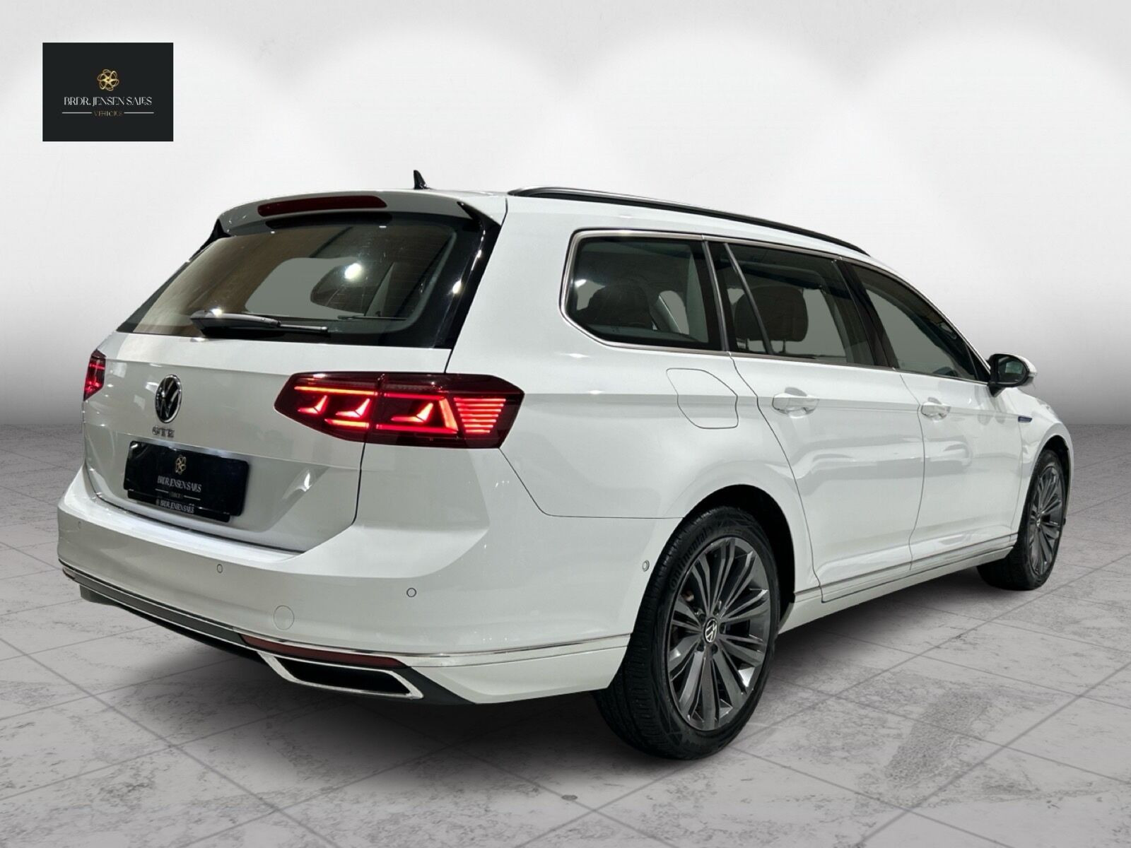 Hvid VW Passat fra 2022