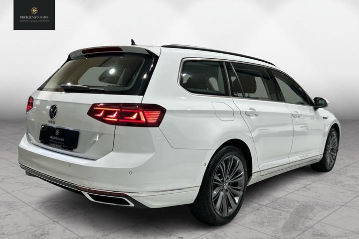 Hvid VW Passat fra 2022