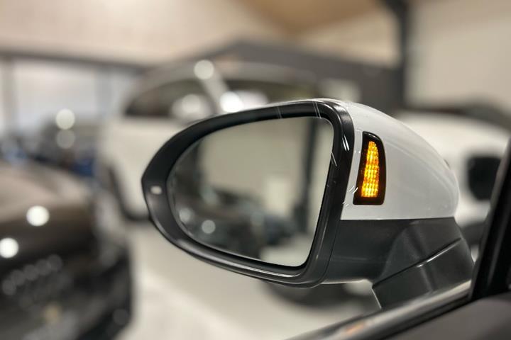 Hvid VW Passat fra 2022