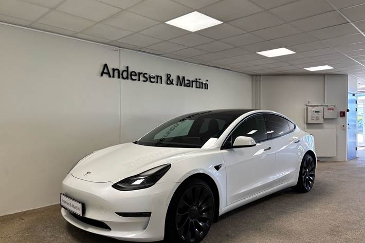 Hvid Tesla Model 3 fra 2021