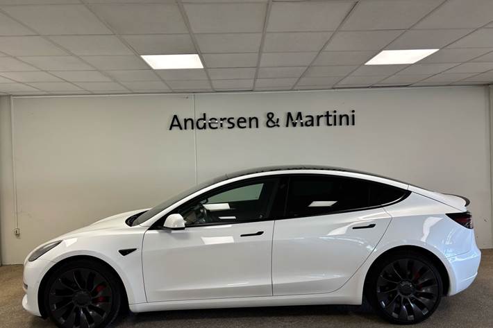 Hvid Tesla Model 3 fra 2021