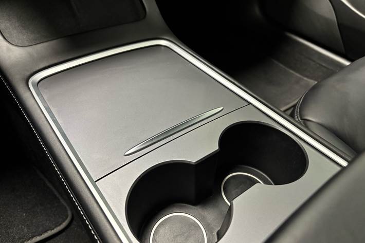 Hvid Tesla Model 3 fra 2021