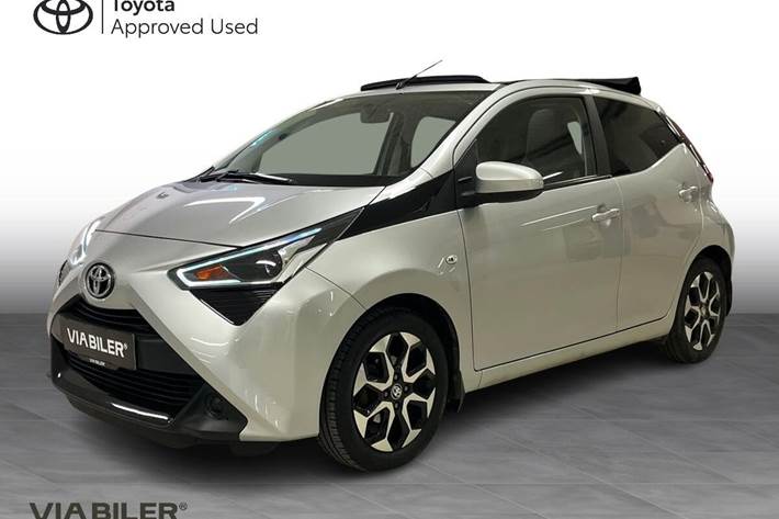 Sølv Toyota Aygo fra 2020 set udefra