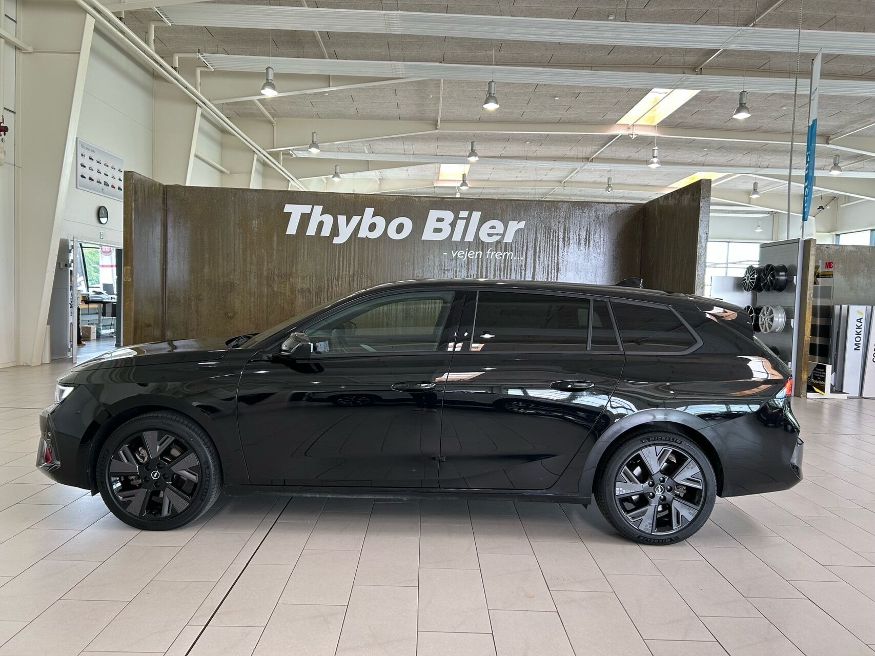 Sort Opel Astra-e fra 2024