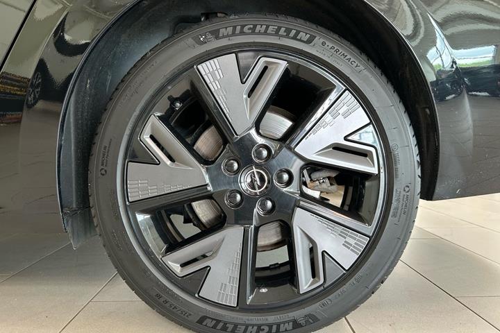 Sort Opel Astra-e fra 2024