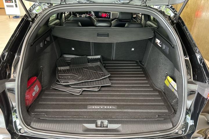 Sort Opel Astra-e fra 2024