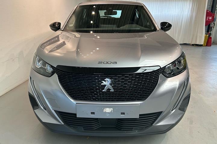 Grå Peugeot 2008 fra 2023