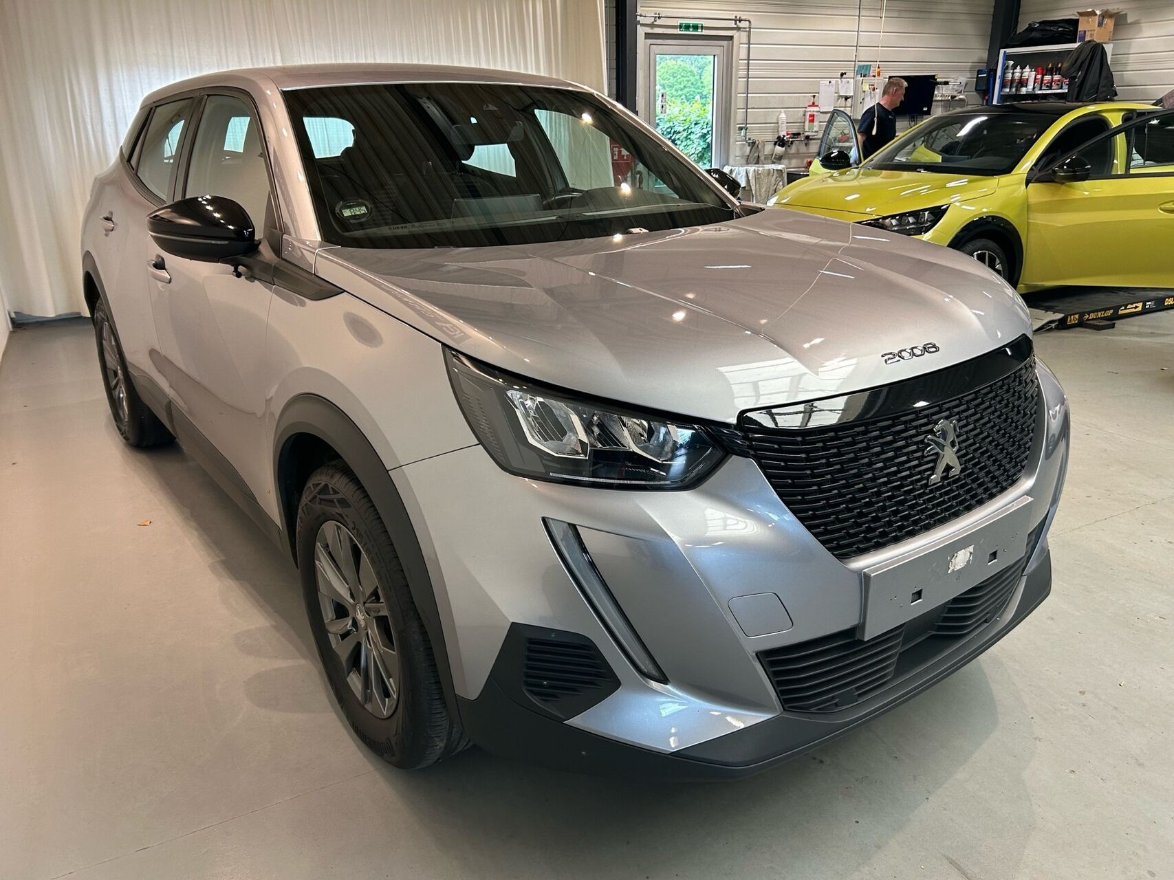 Grå Peugeot 2008 fra 2023