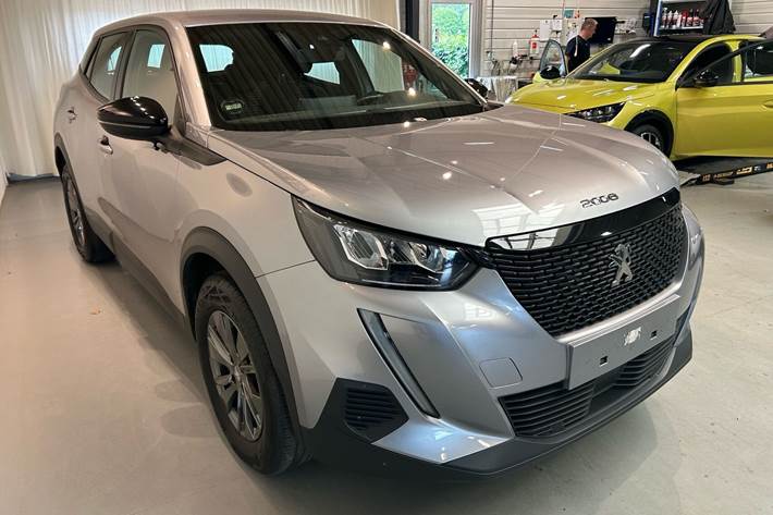 Grå Peugeot 2008 fra 2023