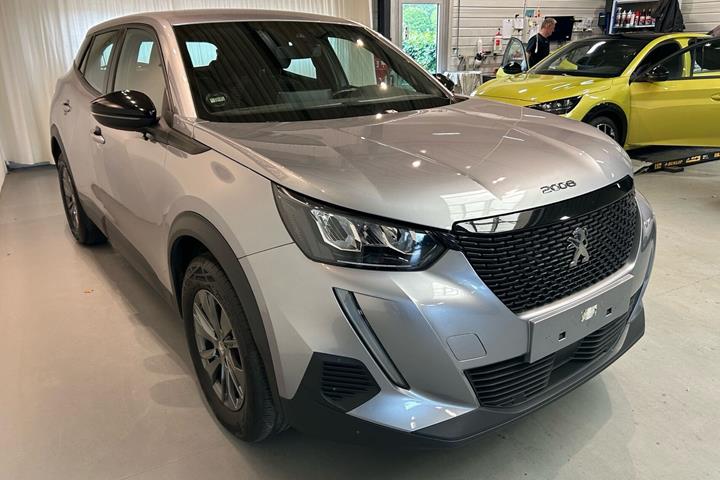 Grå Peugeot 2008 fra 2023
