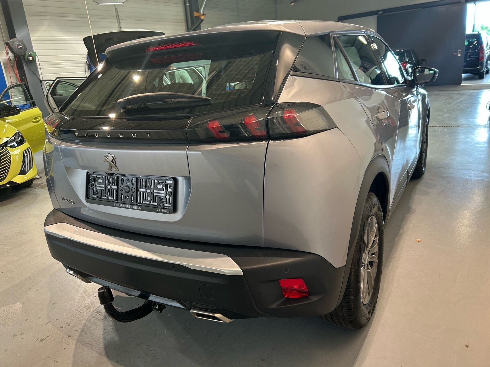 Grå Peugeot 2008 fra 2023