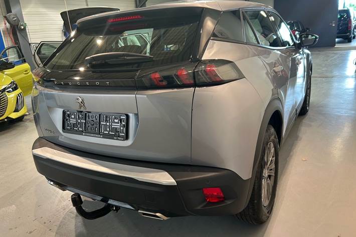 Grå Peugeot 2008 fra 2023
