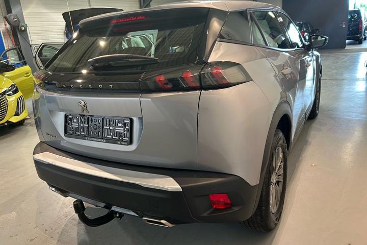 Grå Peugeot 2008 fra 2023