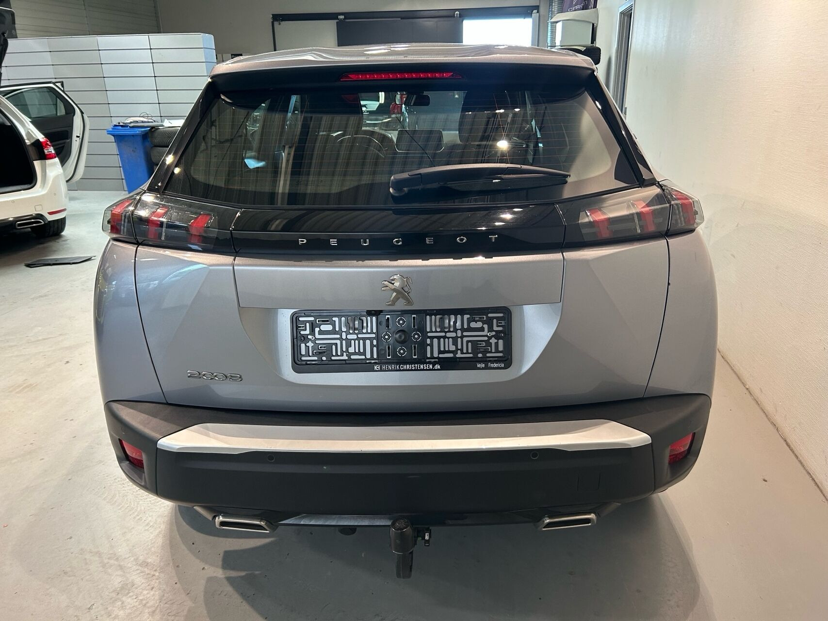 Grå Peugeot 2008 fra 2023