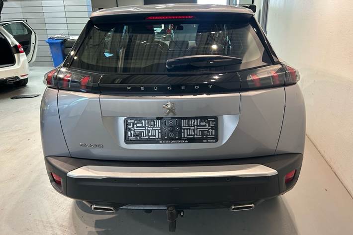 Grå Peugeot 2008 fra 2023