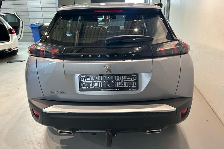 Grå Peugeot 2008 fra 2023