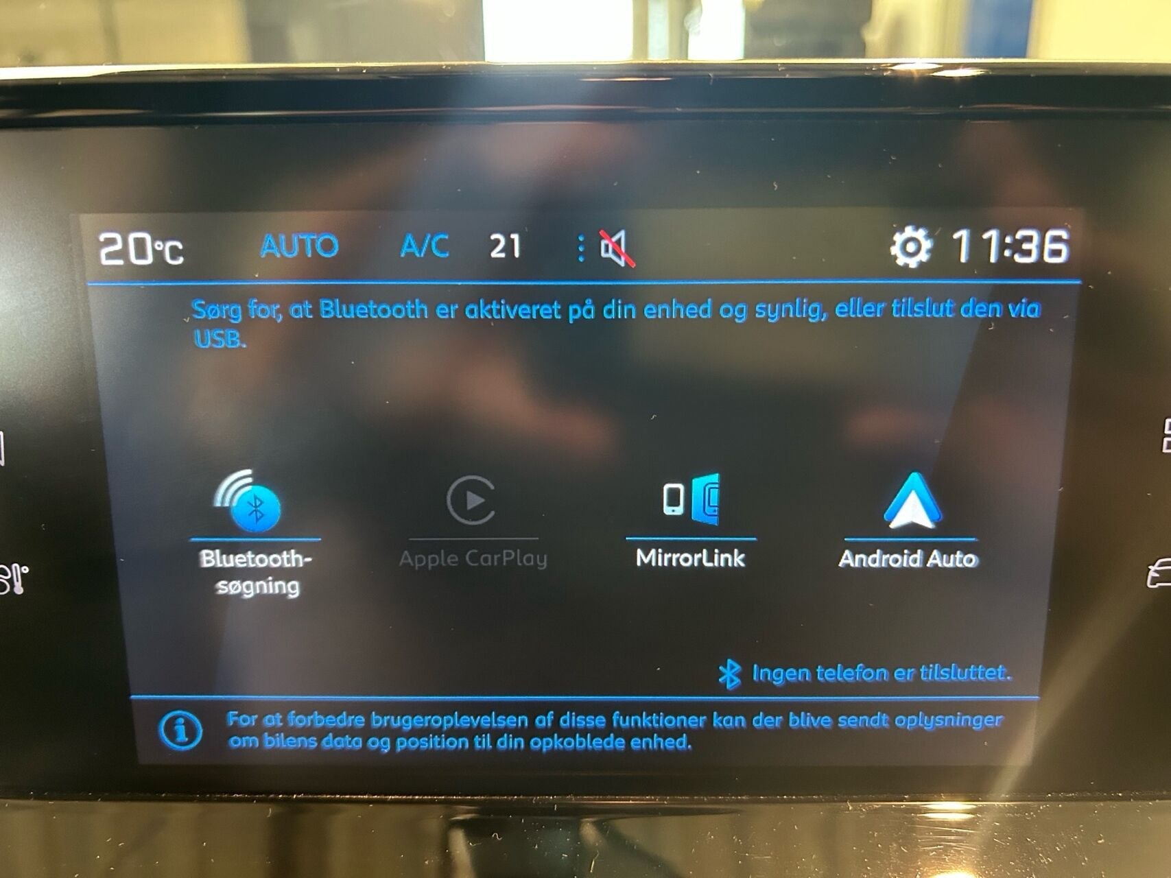 Grå Peugeot 2008 fra 2023